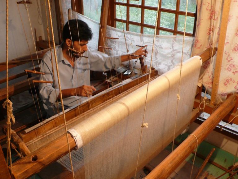 The Art of Weaving : How Pashmina Shawls are made in Kashmir 
